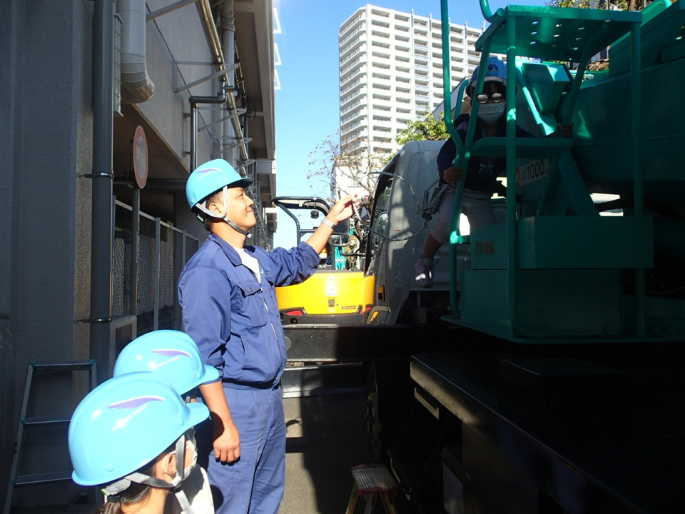 2023/11/8　 横浜市西区平沼小学校建設機械体験学習